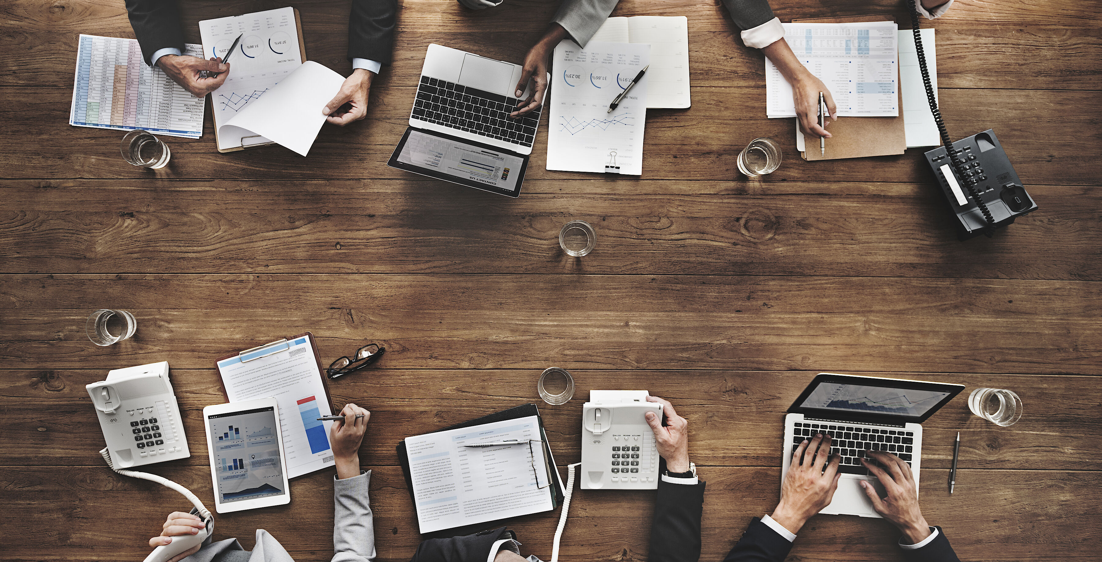 Team an einem Besprechungstisch mit Unterlagen und Auswertungen – Beitragsbild Arbeitsrecht